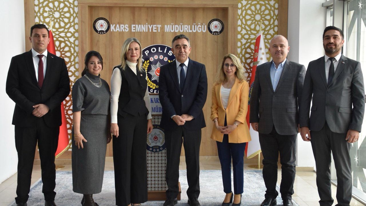 Kızılay Kars İl Başkanı Kübra Hüryurt’tan İl Emniyet Müdürü Murat Abdullah Tombul’a hayırlı olsun ziyareti – Birlik Haber Ajansı