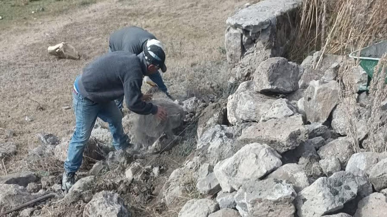 Selim Asri Mezarlığı’nda yıkılan duvarların yapımına başlandı – Birlik Haber Ajansı