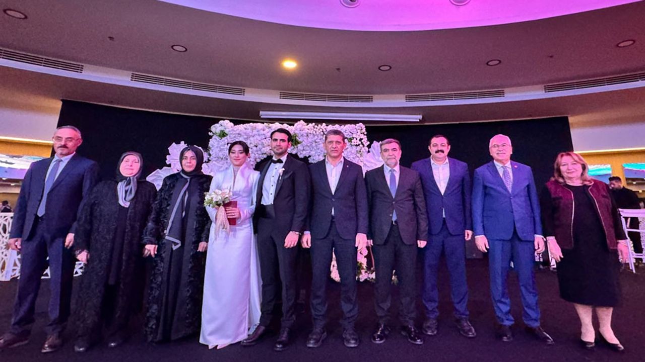 AK Parti Antalya kadroları Manavgat’ta düğünde buluştu – Birlik Haber Ajansı