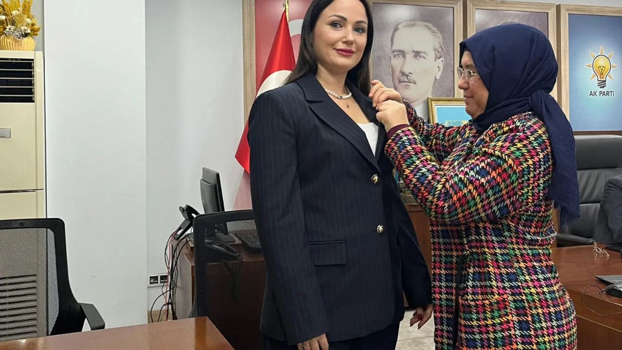 AK Parti’ye Rus asıllı yeni katılım: Rozeti gündüz taktı – Birlik Haber Ajansı