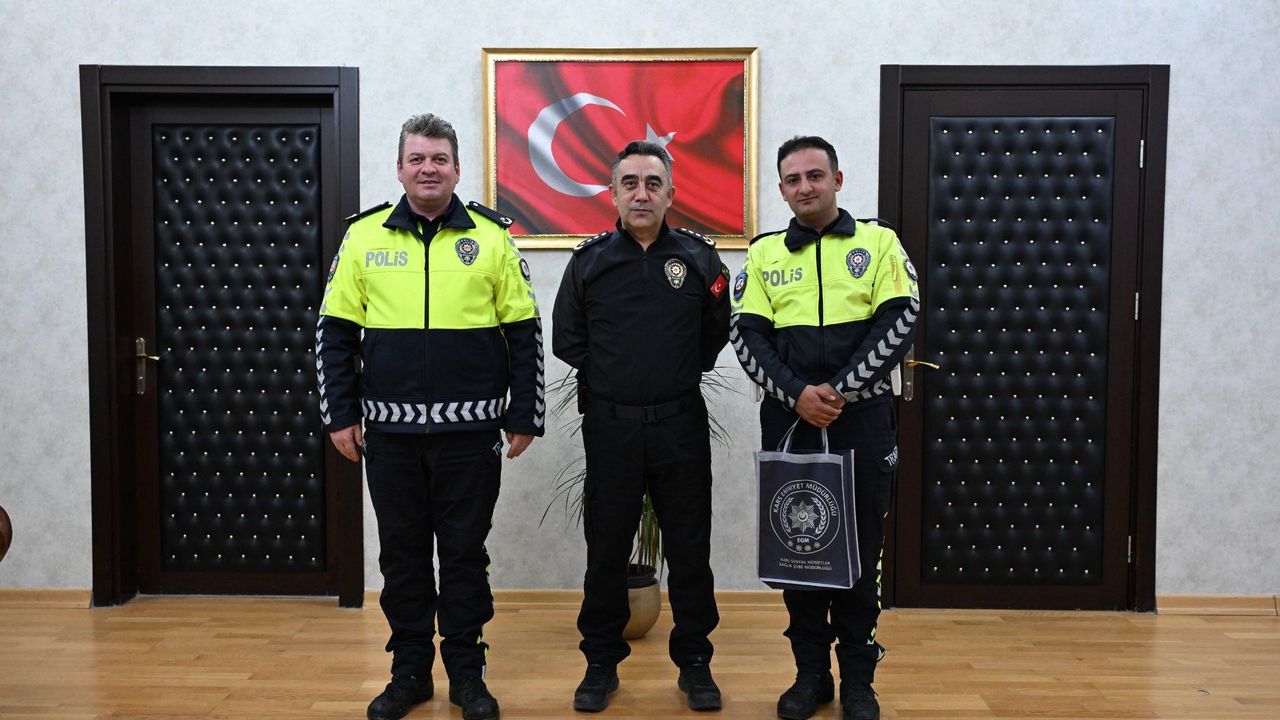 Kars İl Emniyet Müdürü Tombul, Başarılı Polis Memurunu ödüllendirdi – Birlik Haber Ajansı