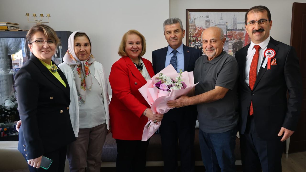 Artvin Valisi Ergün, emekli öğretmeni evinde ziyaret etti – Birlik Haber Ajansı