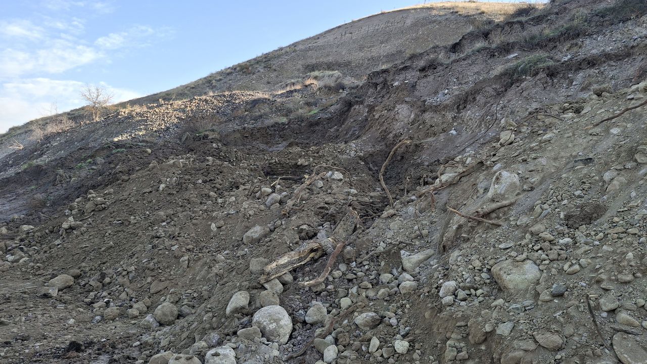 Beypazarı Adaören Mahallesi yolunda toprak kayması – Birlik Haber Ajansı