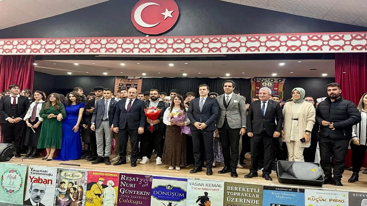 Eruh’ta Roman kahramanları sahneye taşındı – Birlik Haber Ajansı