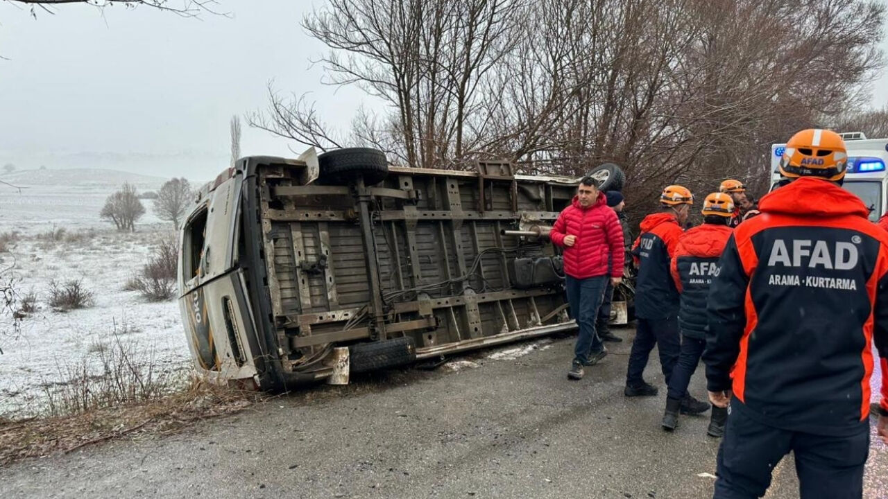 Sivas’ta öğrenci servisi devrildi: 15 yaralı – Birlik Haber Ajansı