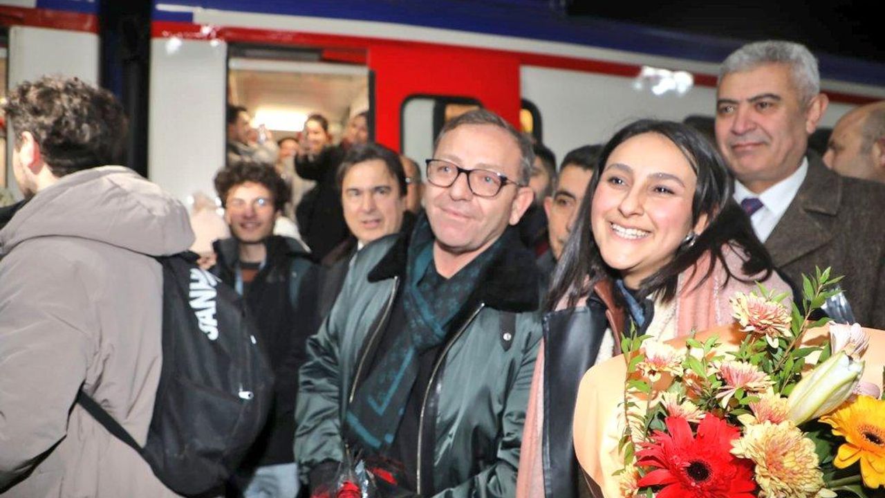 Masalsı yolculukta son durak: Kars’ta çiçekli ve danslı karşılama! – Birlik Haber Ajansı