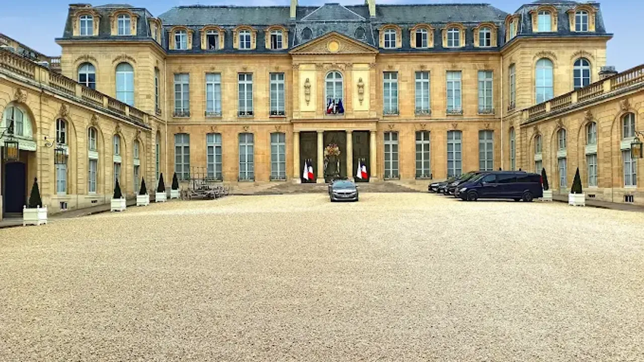 Fransa’da bu kez Elysee Sarayı’nda hırsızlık: Gümüş eşyalardan sorumlu görevli tutuklandı – Birlik Haber Ajansı