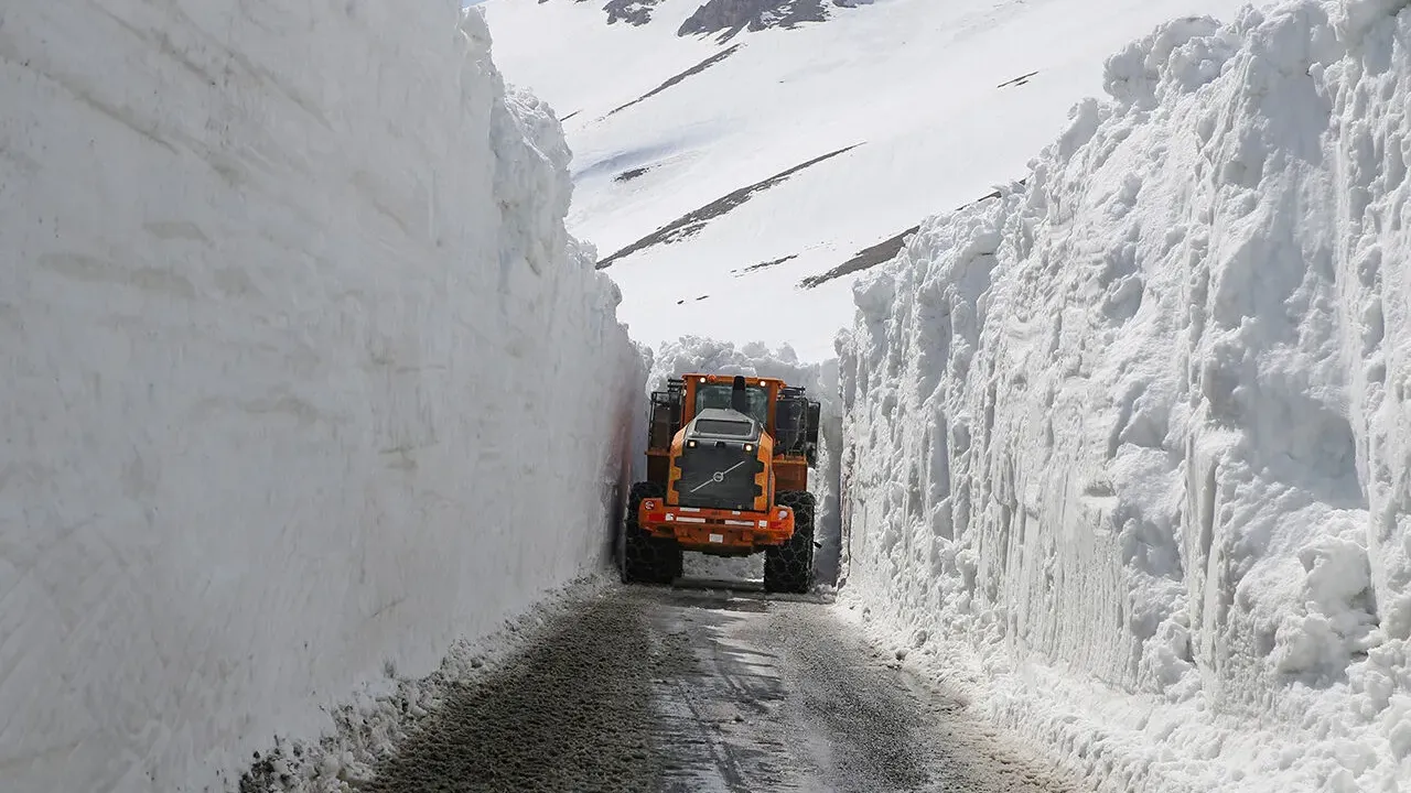 Van’da etkili olan kar yağışı nedeniyle 296 yol ise ulaşıma kapandı – Birlik Haber Ajansı