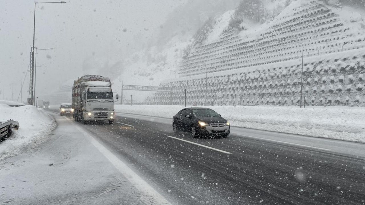 Bolu Dağı geçişinde kar etkili oluyor – Birlik Haber Ajansı