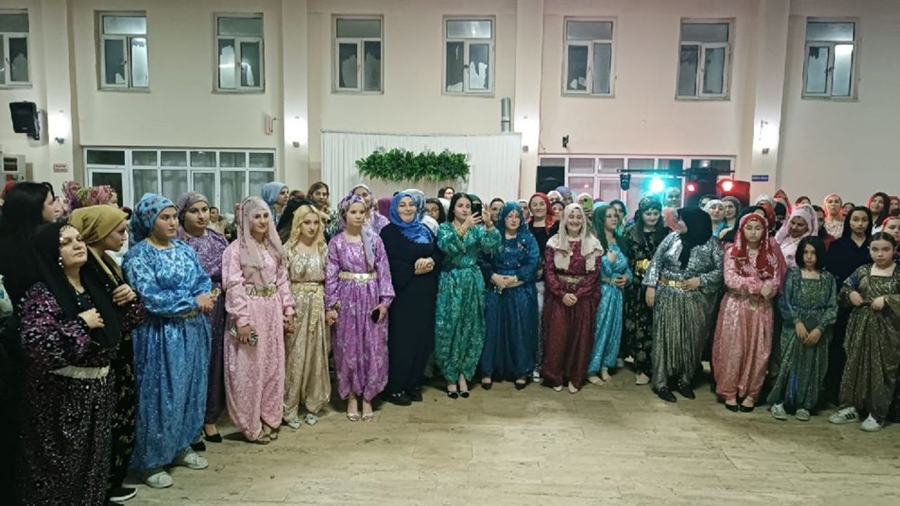 Yöresel Kıyafetler Şarkikaraağaç’ı salladı – Birlik Haber Ajansı