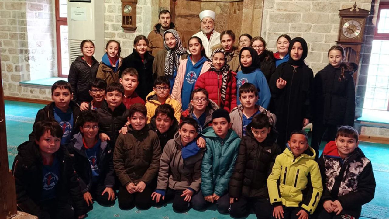 Şehit Samet Üstüner ortaokulu öğrencileri, tarihi paşa caminde – Birlik Haber Ajansı