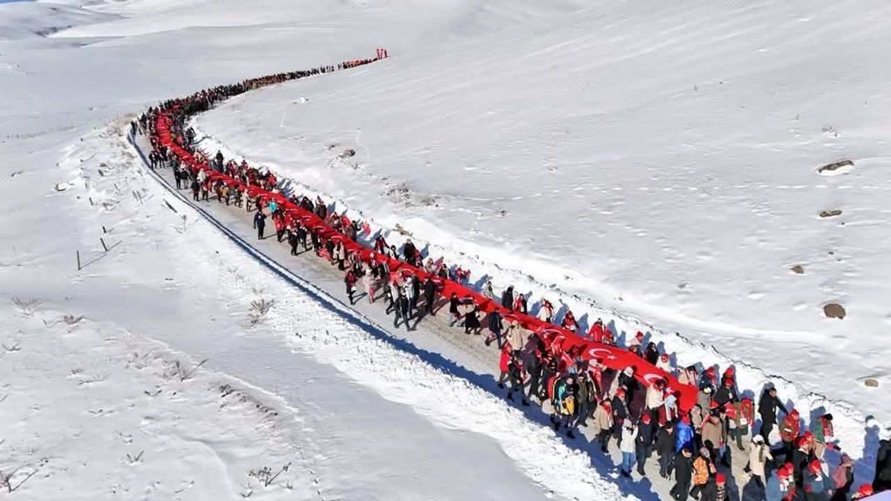 Sarıkamış Şehitlerini Anma Yürüyüşü’nde eksi 20 derecede tek yürek olundu – Birlik Haber Ajansı