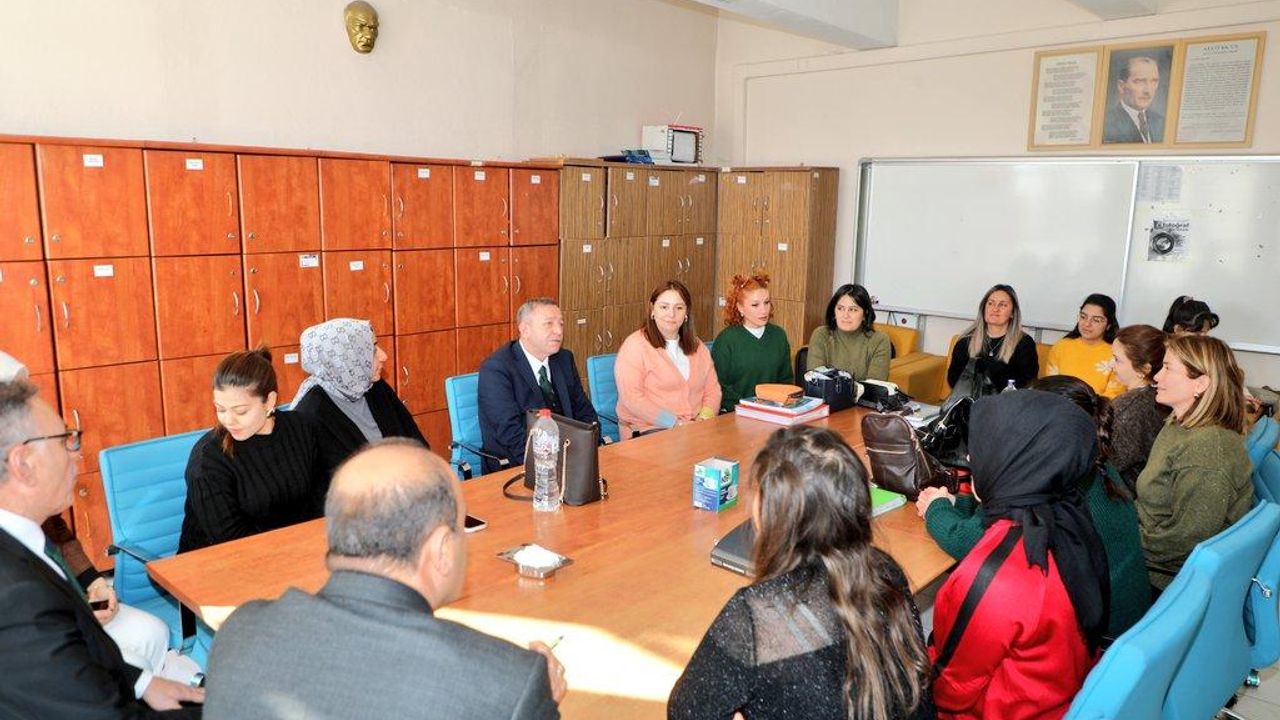 Vali Ziya Polat’tan Atatürk Kız Meslek Lisesi’ne çıkartma: Öğrencilerle hem derste hem sofrada buluştu – Birlik Haber Ajansı