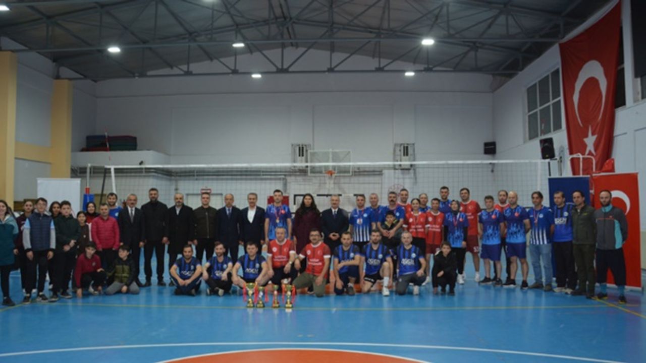 Kurumlar Arası Voleybol Turnuvasında Şalpazarı Emniyet Şampiyonluk kupasını aldı – Birlik Haber Ajansı