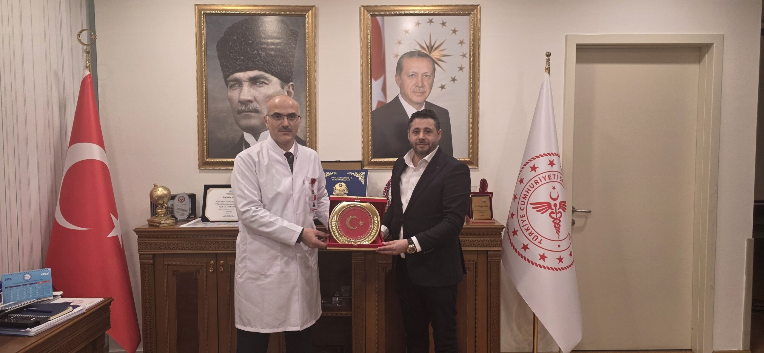 SAĞLIKTA GÜLERYÜZ VE BAŞARI: BAŞHEKİM PROF. DR. GÜRHAN GÜR’E ANLAMLI PLAKET