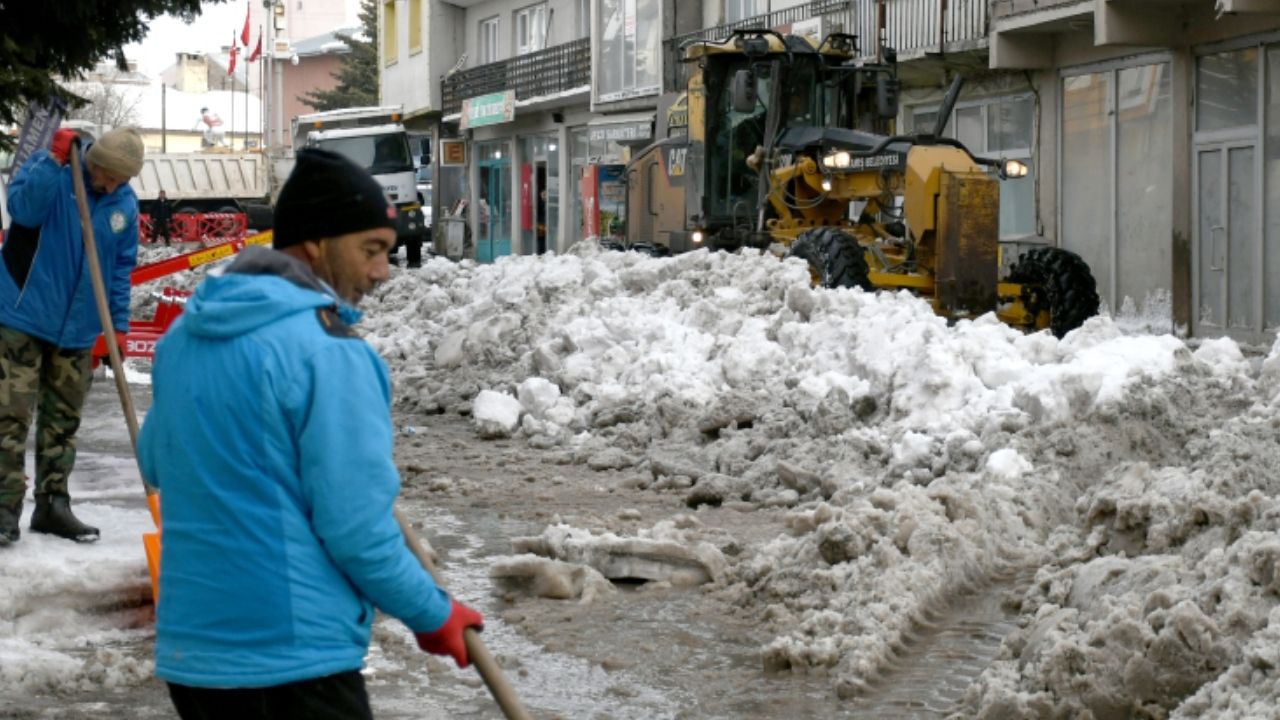 Sarıkamış’ta kar kamyonlarla şehir dışına taşınıyor – Birlik Haber Ajansı