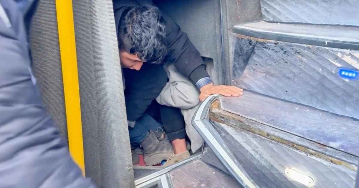 Boş otobüsün bagajına gizlenen 53 göçmen yakalandı