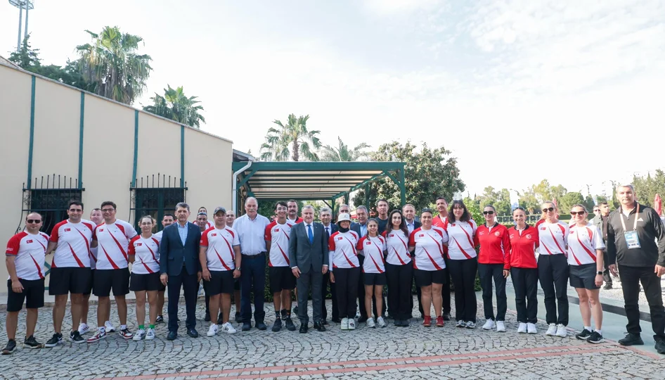 Bakan Bak millî sporcularla buluştu