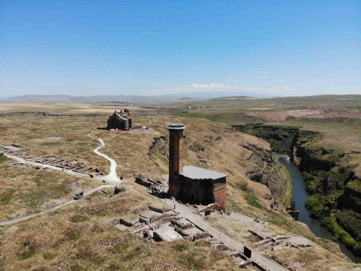Kars’ın tarihi incisi Ani Ören Yeri’nde bayram yoğunluğu