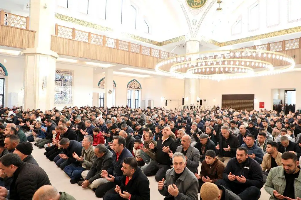 Camiler doldu taştı, birlik ve beraberlik mesajları verildi