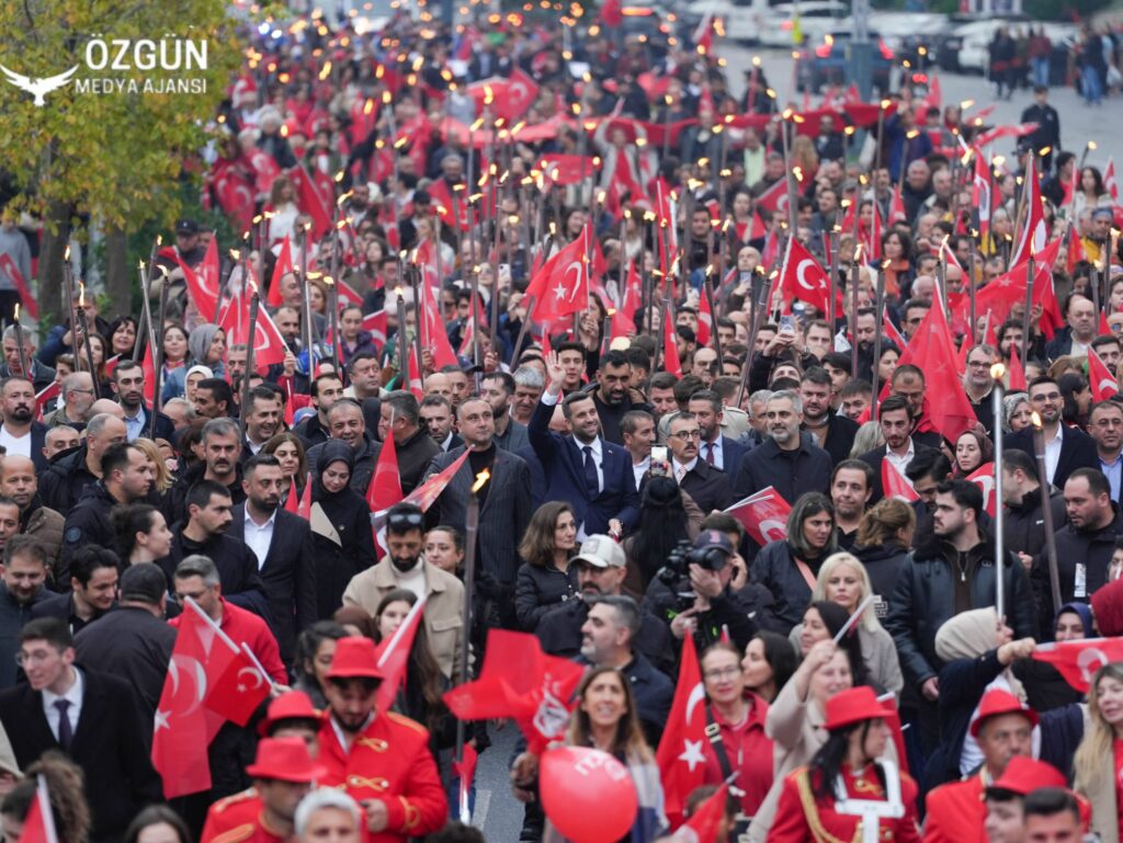 Ataşehir Cumhuriyet Bayramı kutlamasına katılan vatandaşlar, Serdar Orhan’ın teşekkür ettiği kalabalık
