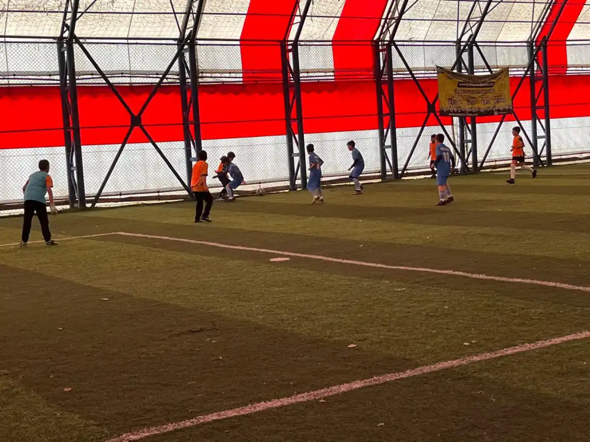 Ağrı’da “Maarifin Kalbinde Çocuk” etkinlikleri kapsamında Minikler Futbol Turnuvası başladı