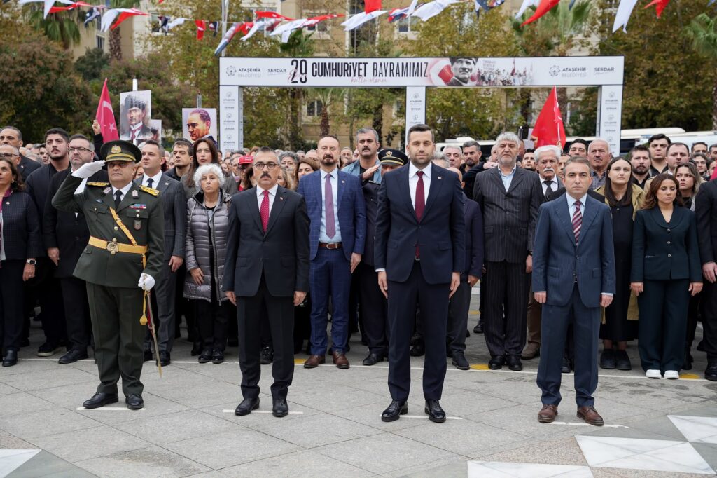 Ataşehir Cumhuriyet Meydanı’nda 29 Ekim çelenk sunma töreni protokol üyeleri saygı duruşunda