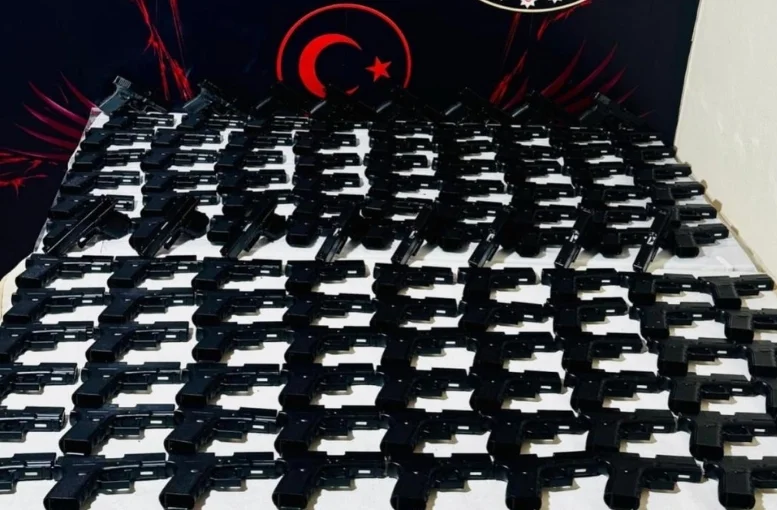 Güvercin kümesinden cephanelik çıktı: 124 tabanca ele geçirildi