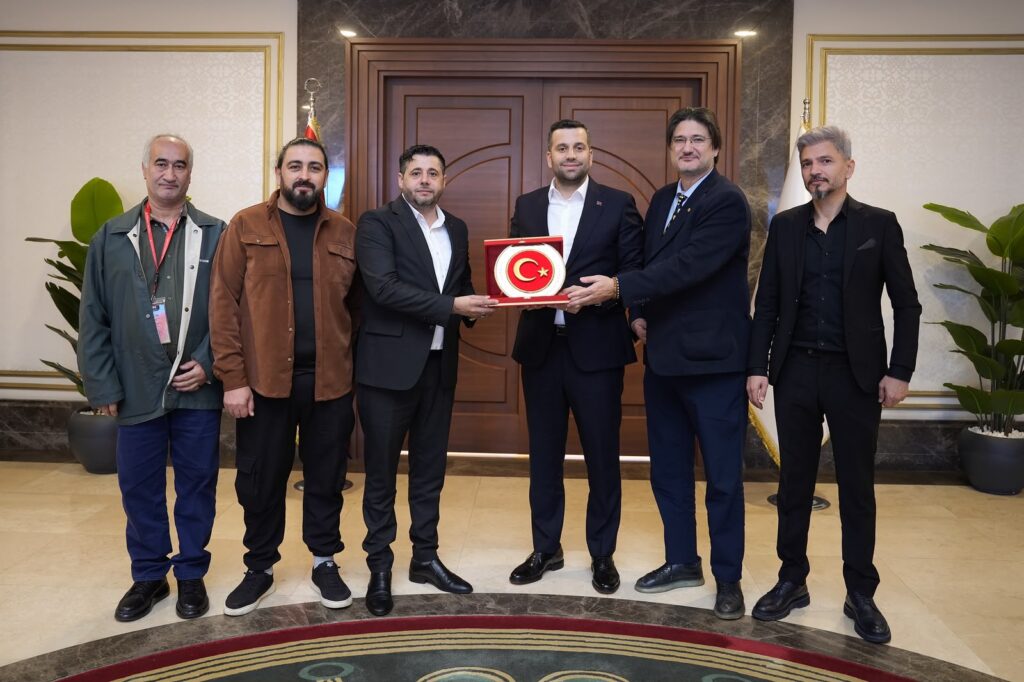 Serdar Orhan ziyareti sonrası Bağımsız Medya Gazeteciler Derneği yönetimi ve Ataşehir Belediyesi hatıra fotoğrafı