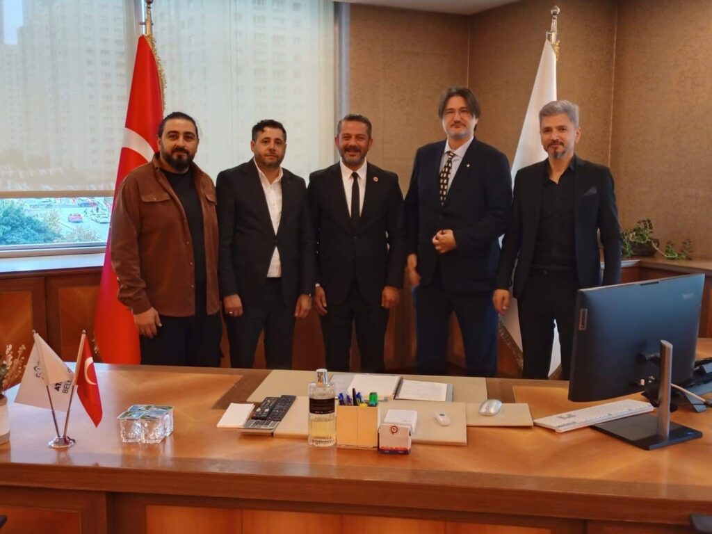 Sinan Emrah Yıldırım ve Bağımsız Medya Gazeteciler Derneği heyeti Ataşehir Belediyesi ziyaretinde hatıra fotoğrafı